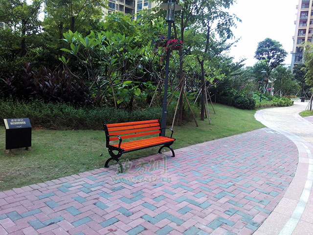  欣方圳垃圾桶廠家這里有您所需的各類垃圾桶產(chǎn)品和園林椅休閑椅，您只需要關(guān)注一下您身邊的市場或者來欣方圳官網(wǎng)瞧一瞧。您可以在欣方圳官網(wǎng)的案例里面，看到全國各地區(qū)的用戶案例及各種類型的用戶選擇。這不，深圳觀瀾的一位客戶又一次來我司欣方圳科技有限公司購買了一批鑄鐵有靠背園林椅。       欣方圳的這批P27鑄鐵有靠背園林椅椅腳模具使用電腦雕刻，比一般廠家人工模具鑄鐵椅腳表面更光滑平整。耐壓性極強，同時具備很強的耐熱、耐磨、耐蝕、耐低溫的特性，鑄鐵有靠背園林椅，生產(chǎn)周期較短，給人以粗獷、莊重、穩(wěn)重的感覺，是戶外市政公共設(shè)施必選產(chǎn)品。    而且為了防止椅條在受力情況下往下變形，我們欣方圳的每一款休閑椅都在在椅條的下面加了兩條L30*3的熱鍍鋅角鋼加強支撐，加強椅條的支撐能力，有效的將承載力傳遞到椅腿上，防止椅條變形，加強休閑椅的抗沖擊能力，提高鑄鐵有靠背園林椅的壽命。