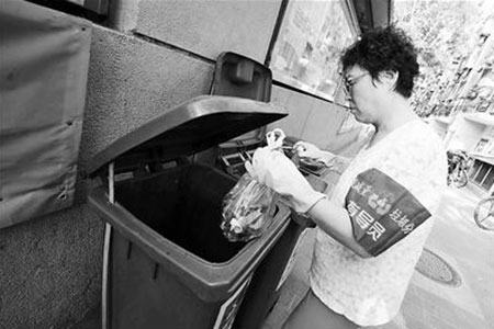 垃圾分揀員工作:每天拿半米長鐵鉤翻垃圾桶2小時