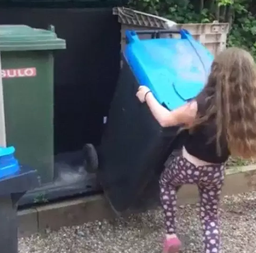    打臉！英國清潔工稱垃圾桶難放 8歲女孩當場示范