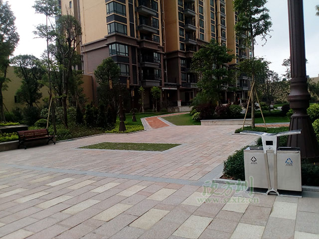  欣方圳垃圾桶廠(chǎng)家新品戶(hù)外不銹鋼垃圾桶 亮相柳州房產(chǎn)